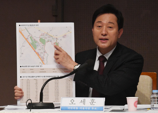 오세훈 후보가 지난 31일 한국프레스센터에서 열린 서울시장 후보 초청 관훈토론회에서 '내곡동 땅의혹' 관련 질문에 답변하고 있다. 국회사진기자단=연합뉴스